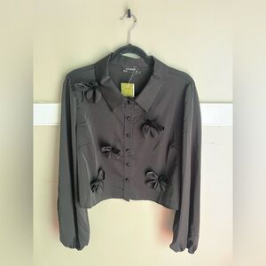 NWT Lulumari Black Bow-Accent Button Down Crop Shirt